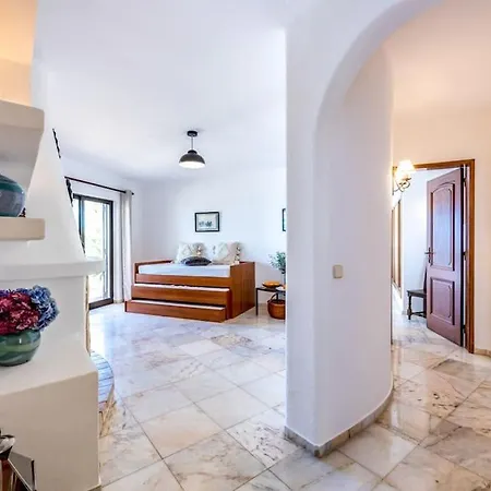 Дом отдыха Laguana 3-br Pool Лагоа